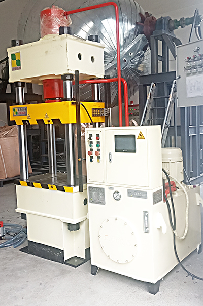 液壓機(jī)定制客戶定制的200噸四柱壓力機(jī)由液壓機(jī)供應(yīng)商成都正西液壓機(jī)供應(yīng)，圓滿交貨！